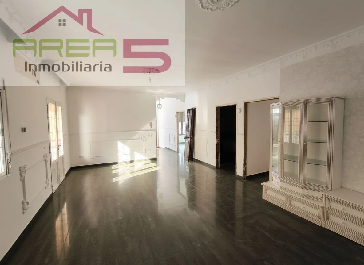 Large townhouse with flexible space