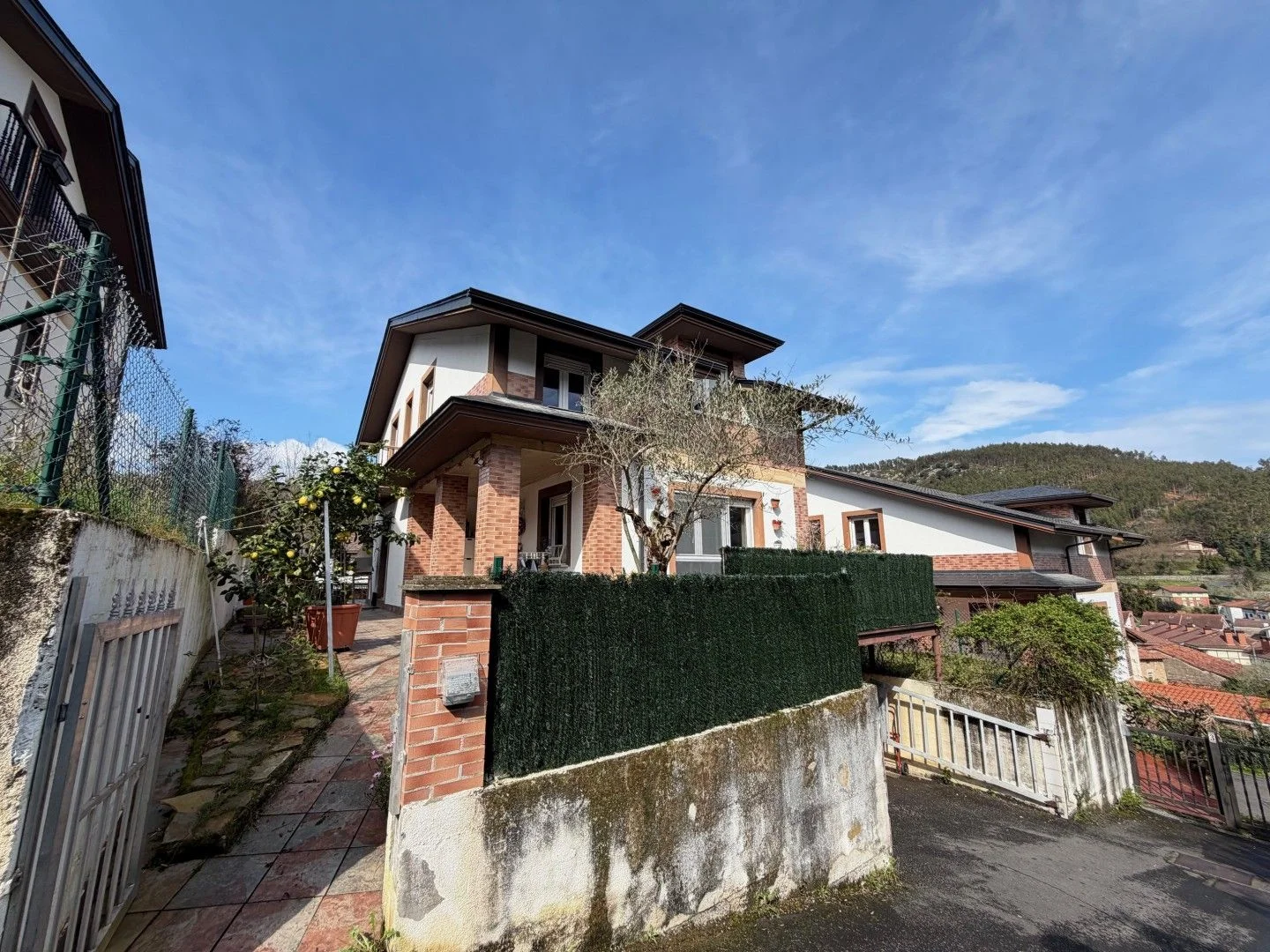 Mioño chalet with 3-car garage