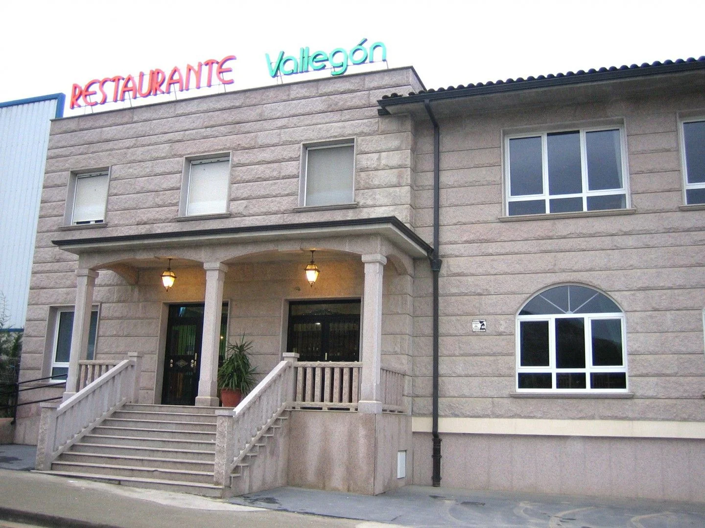 Equipped restaurant with 20 parking spaces