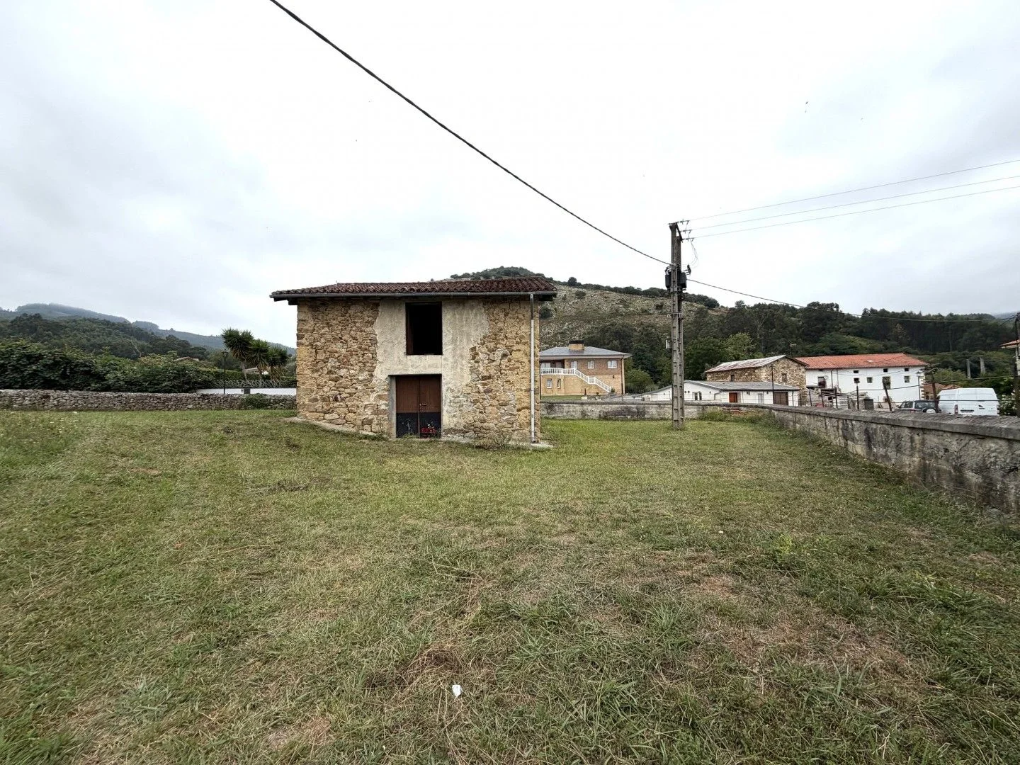 Urban plot with existing stone house