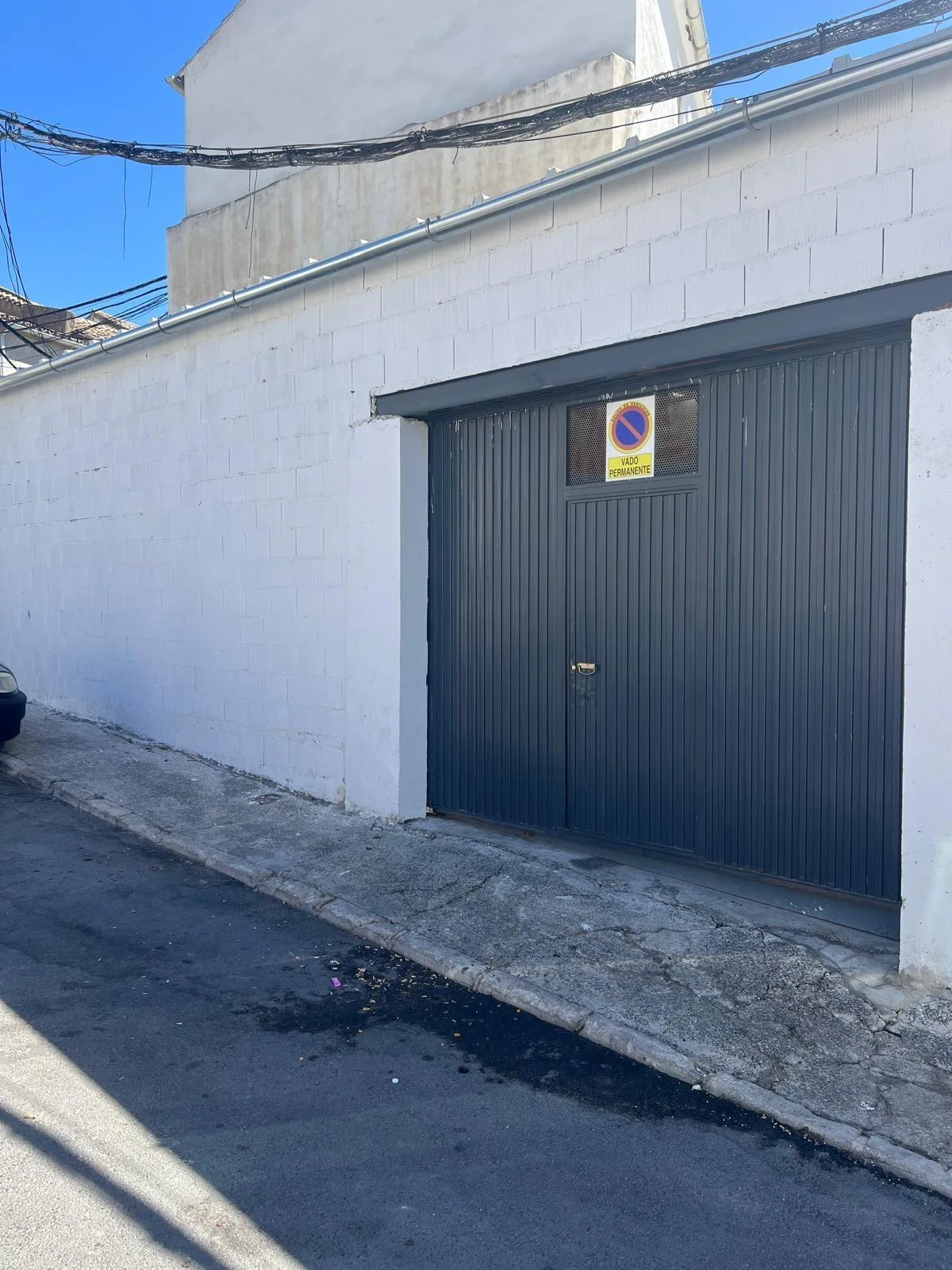 Large garage with residential conversion potential