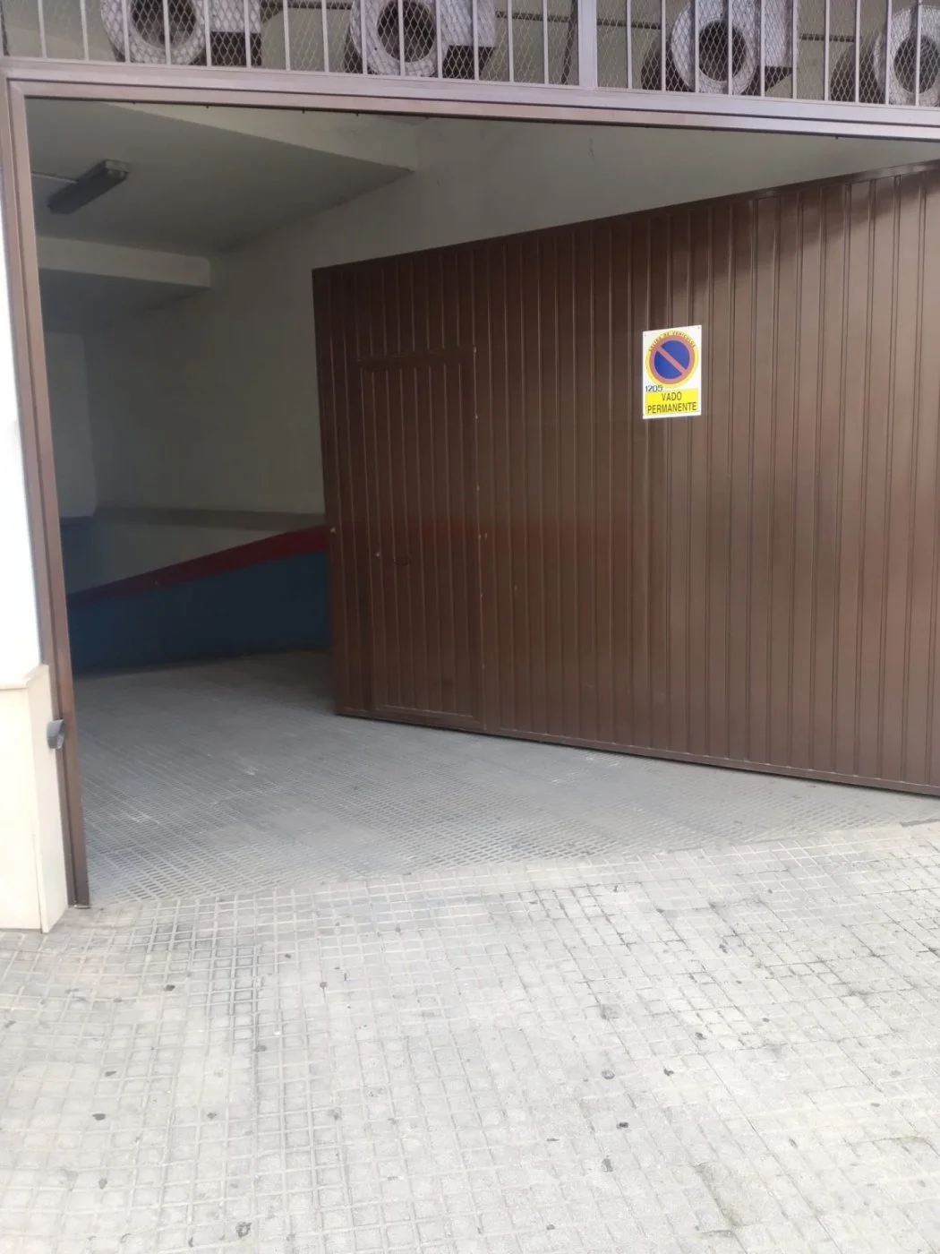 Baena parking space with automatic gate