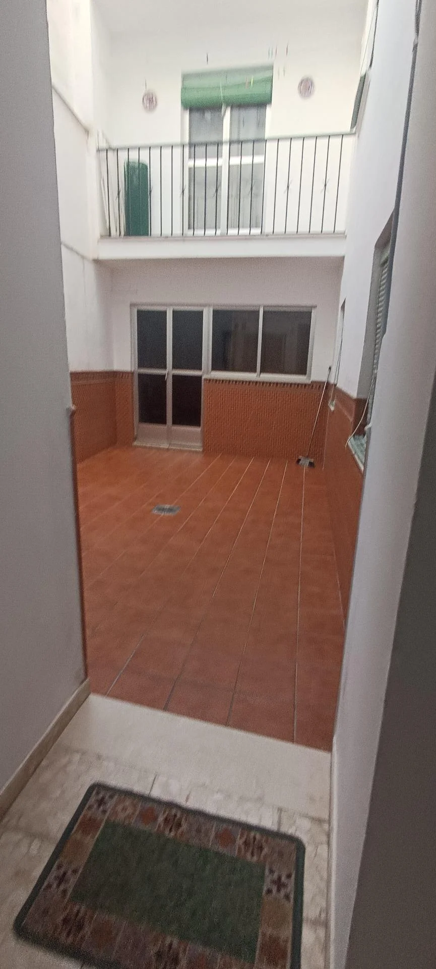 Central ground-floor flat with patios