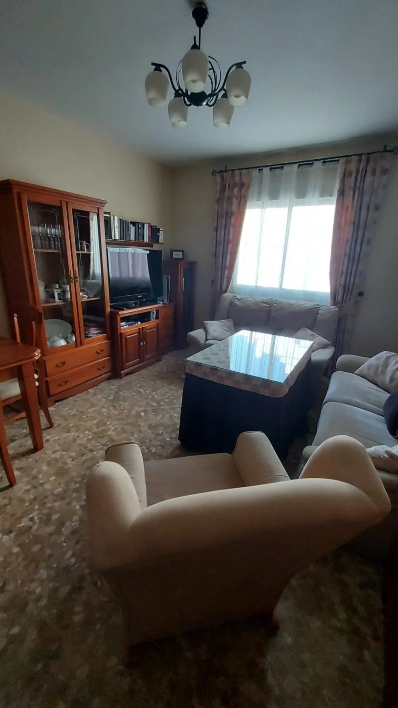 Three-bedroom flat with parking