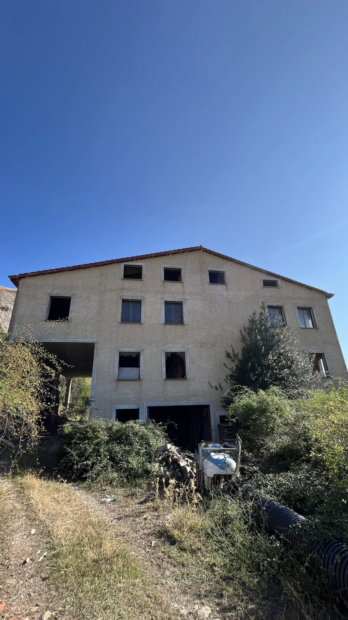 Unfinished Anguiano building with conversion potential