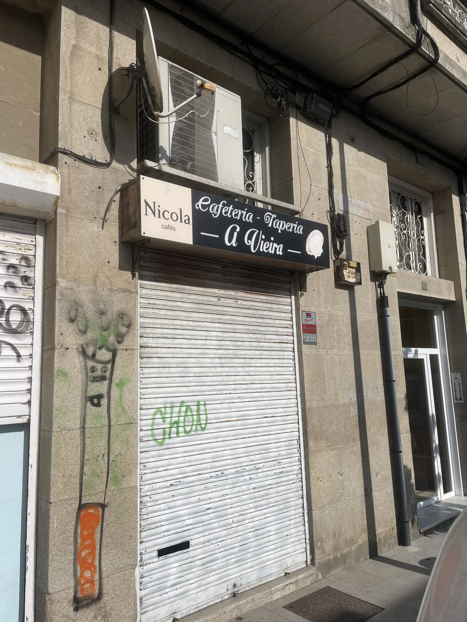 Street-front commercial unit with smoke outlet