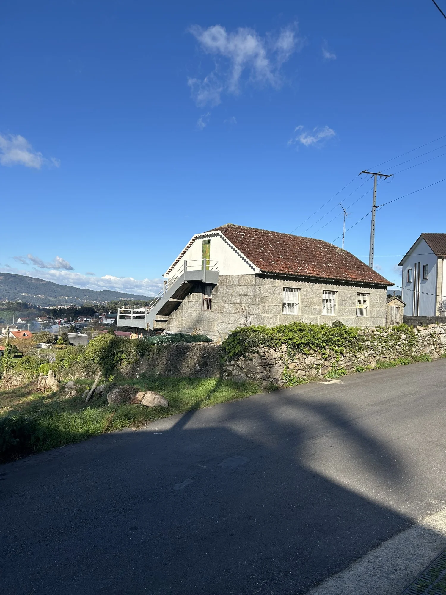Developable Pontevedra plot with three-home potential