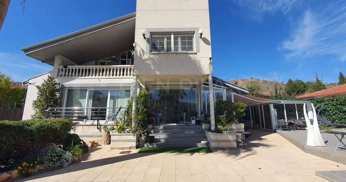 Chalet de cinco dormitorios con bodega