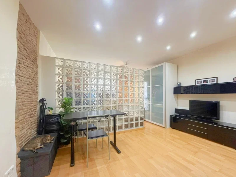 Loft reformado en El Raval, un dormitorio