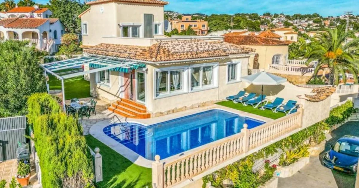 South-facing Calpe villa with pool