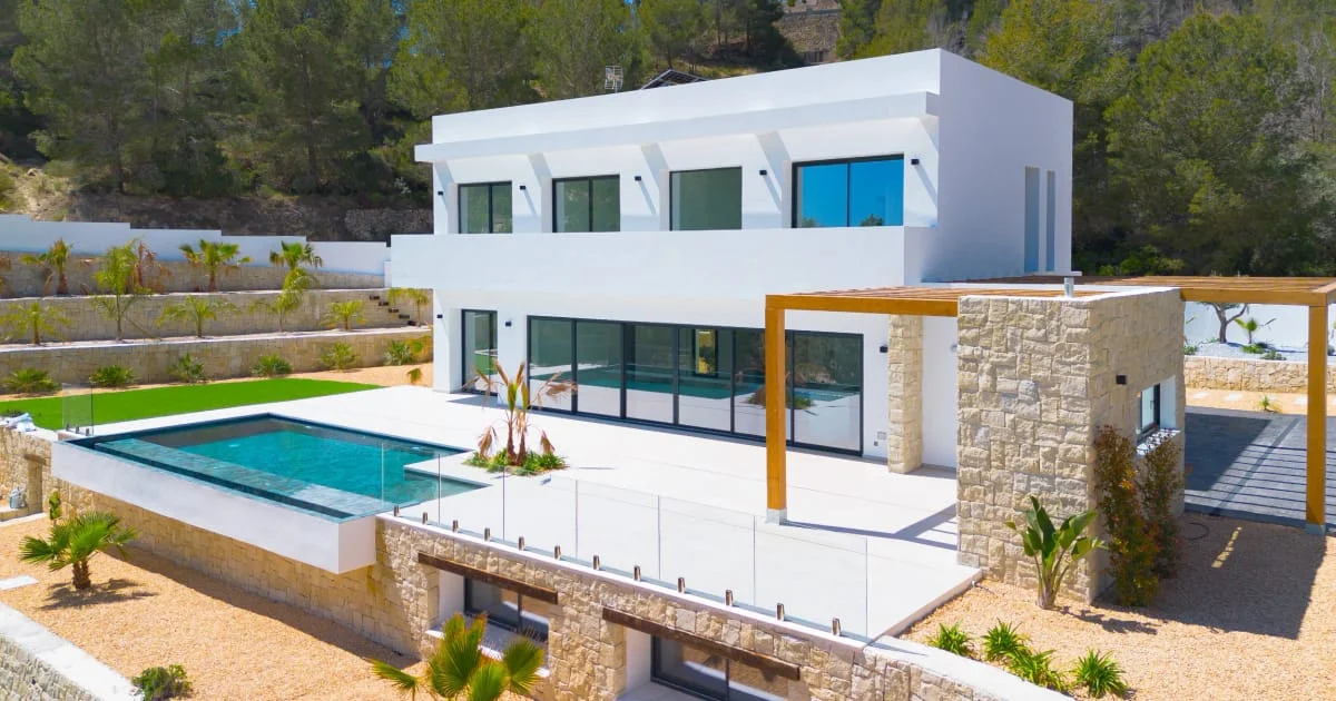 Modern coastal villa with infinity pool