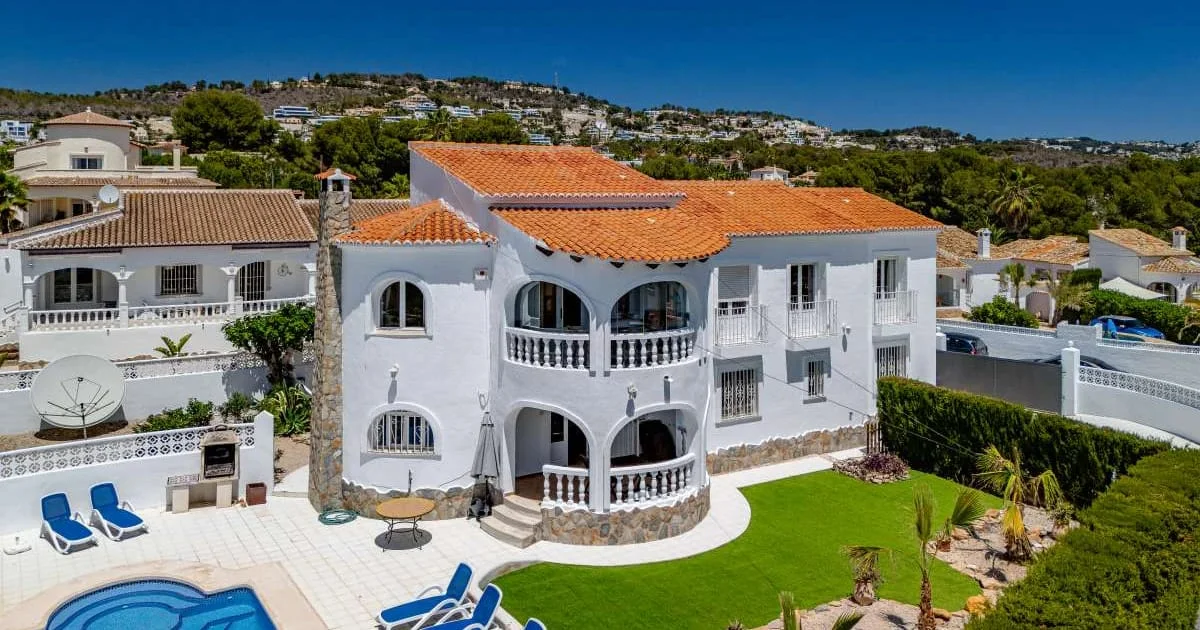 Two-home villa near Fustera beach