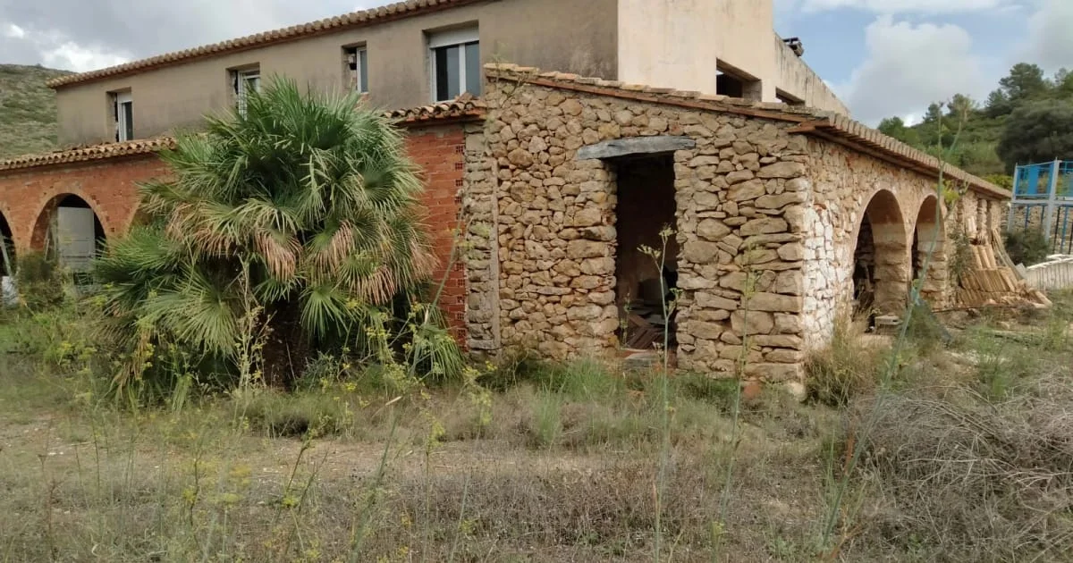 Finca rústica por terminar con 40.000 m²