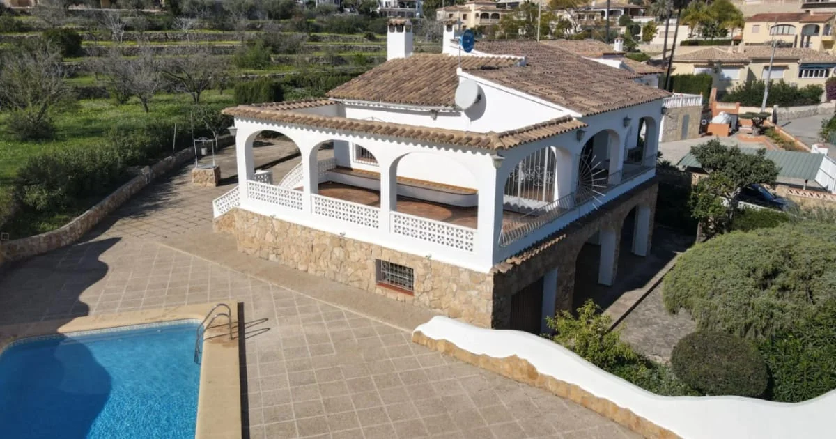 La Fustera villa with development potential