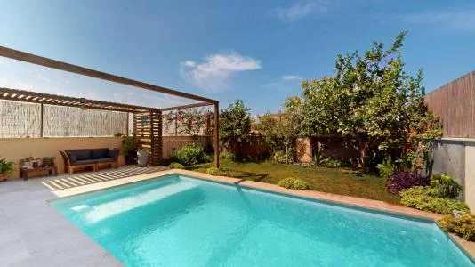 Adosado moderno con piscina y placas solares