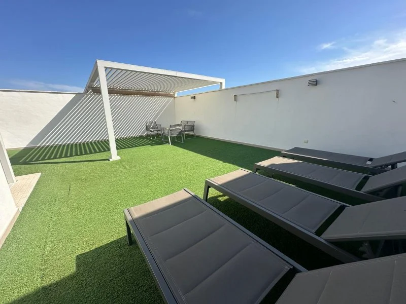 Ático cerca de la playa con solárium privado
