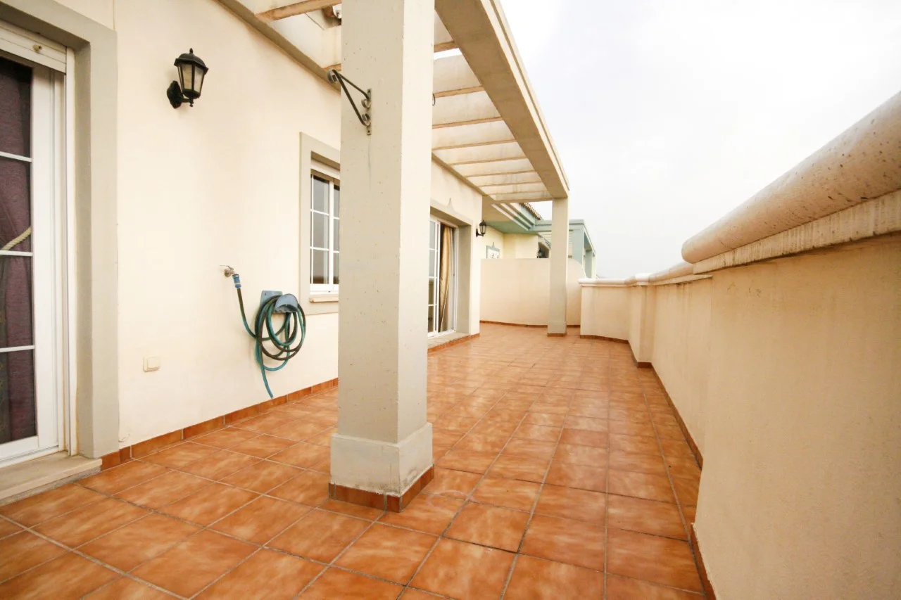 Coín penthouse with dual terraces