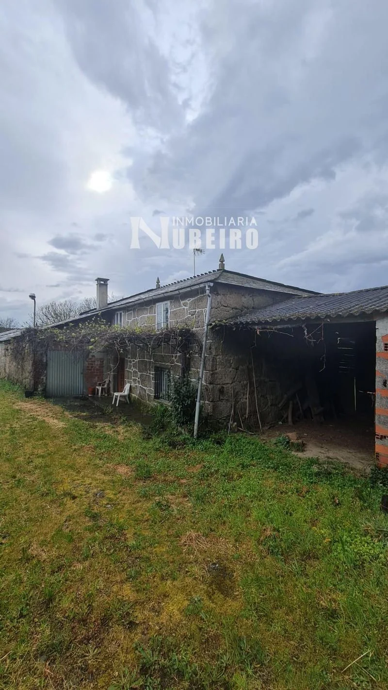 Casa de piedra con amplias construcciones