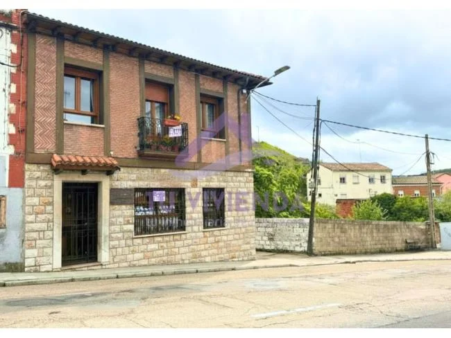 Casa de dos plantas con merendero