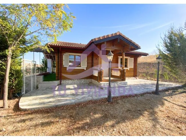 Casa rústica de madera con 3 dormitorios