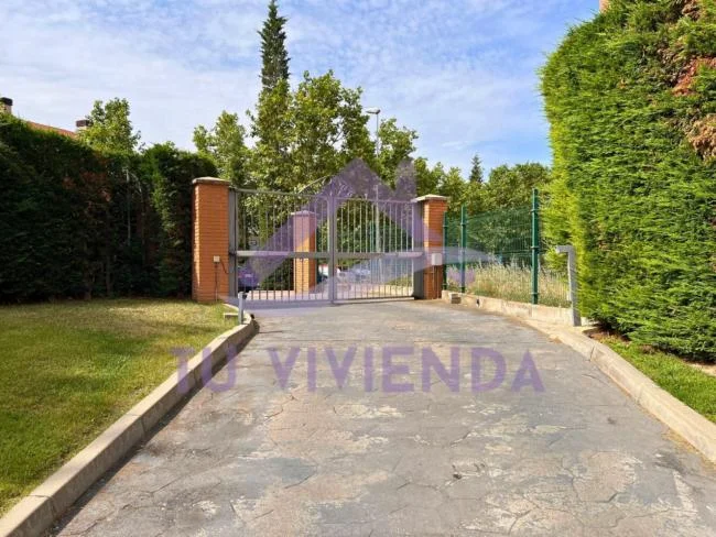 Large-car garage in Hospital Nuevo