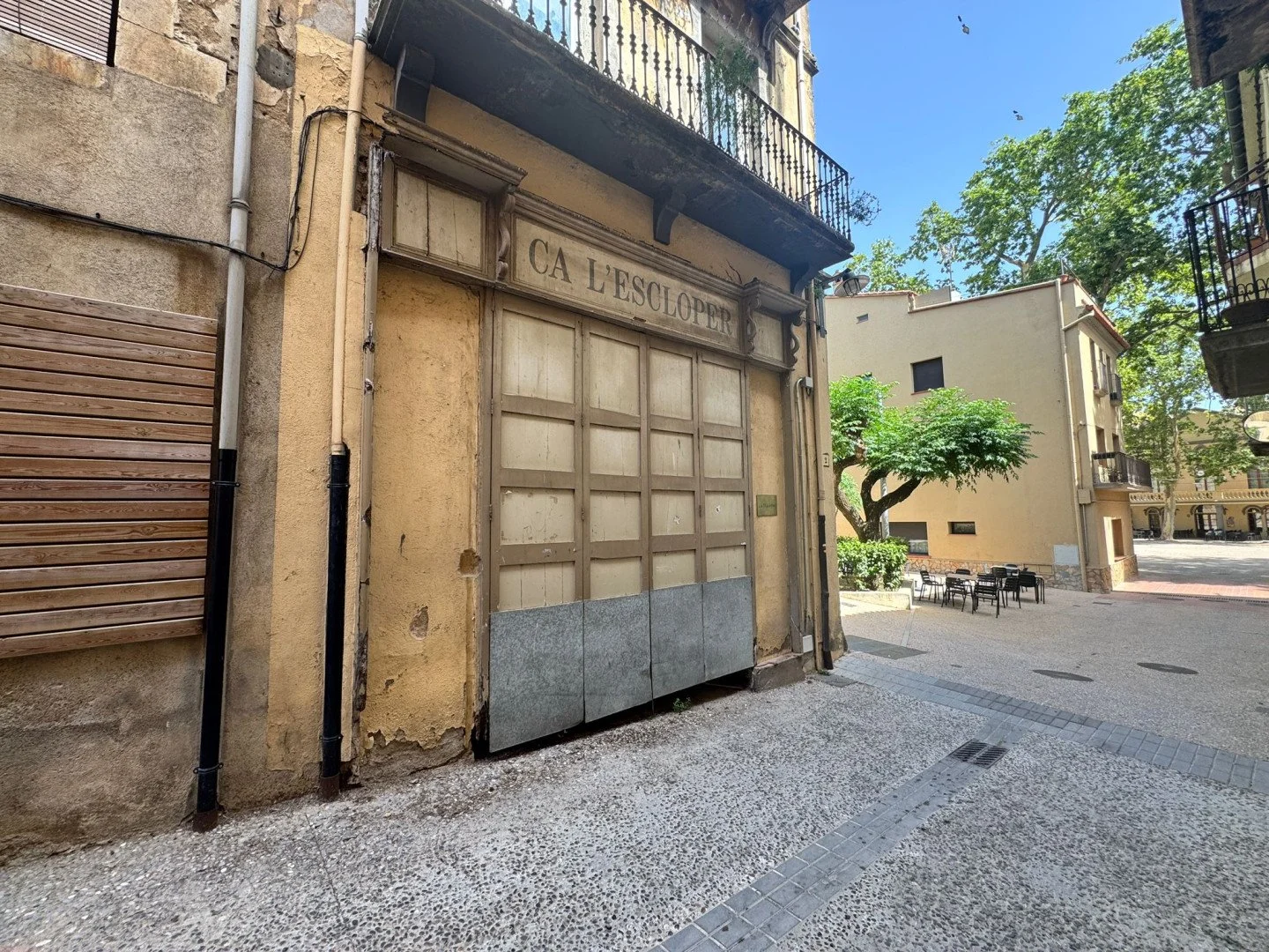 Three-bedroom mixed-use house in Lladó