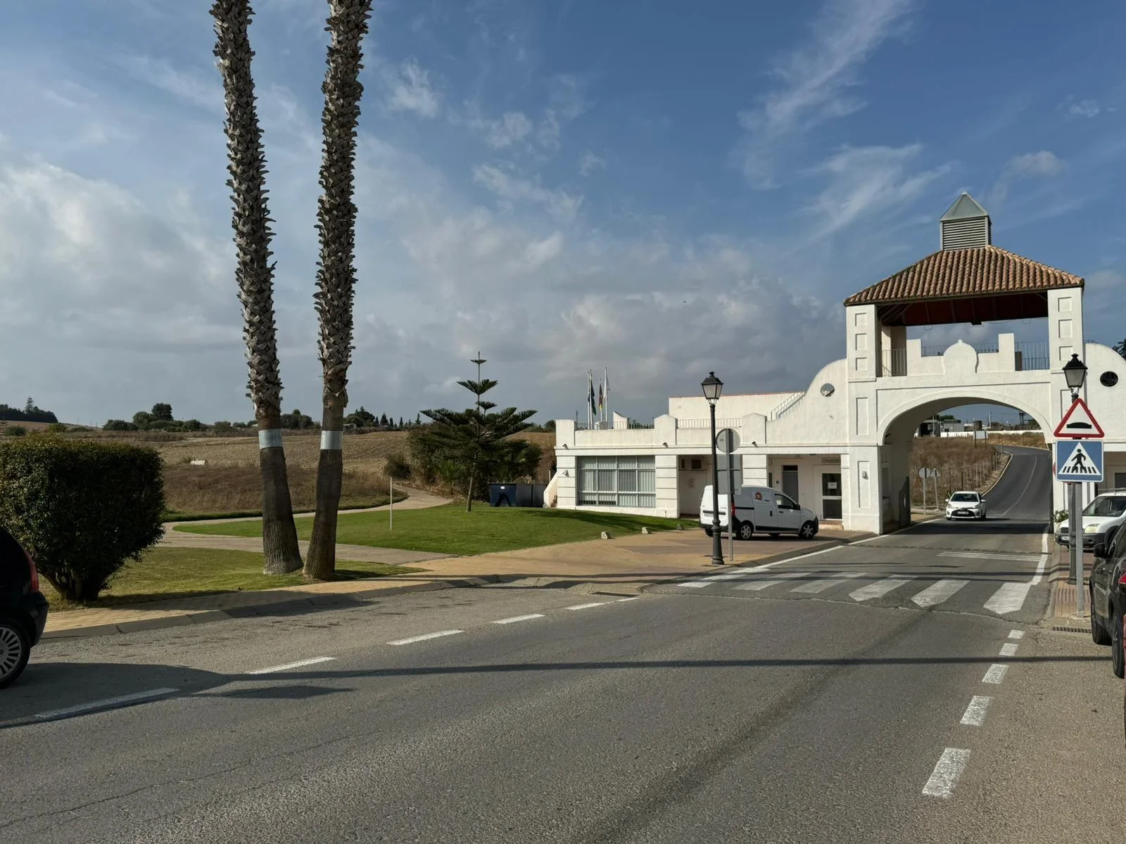 Parcela urbana de golf con acometidas