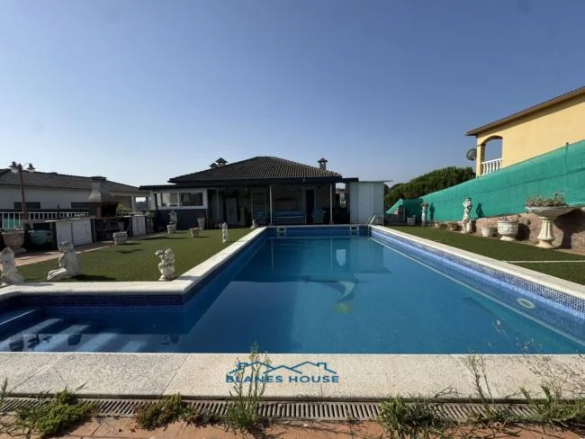 Two-home house near Costa Brava