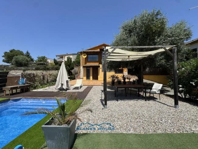 Renovated Tordera house with pool