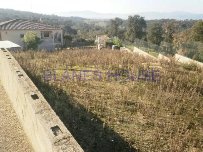 Terreno edificable de 800 m² cerca de la Costa Brava