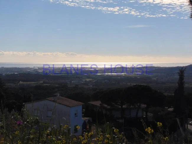 Solar edificable de 300 m² cerca de la Costa Brava