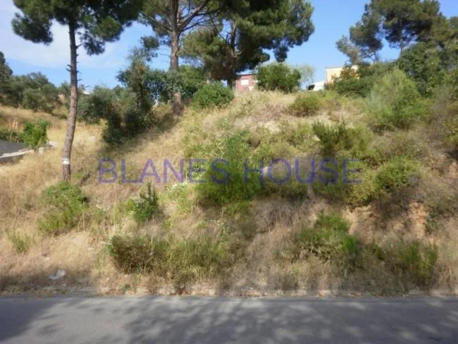 Parcela edificable de 1.645 m² cerca de Blanes