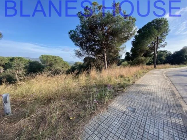 Parcela con servicios cerca de Blanes, 793 m²
