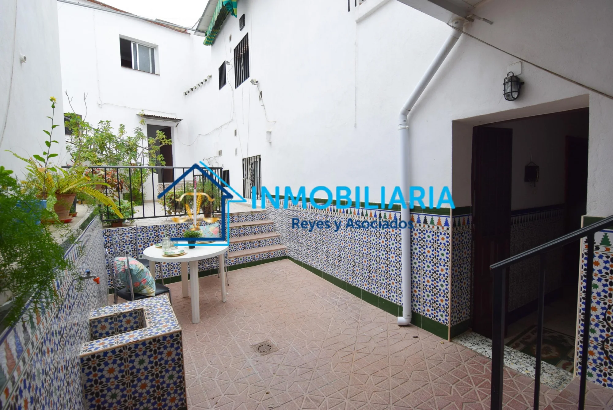 Casa con dos entradas y ocho dormitorios