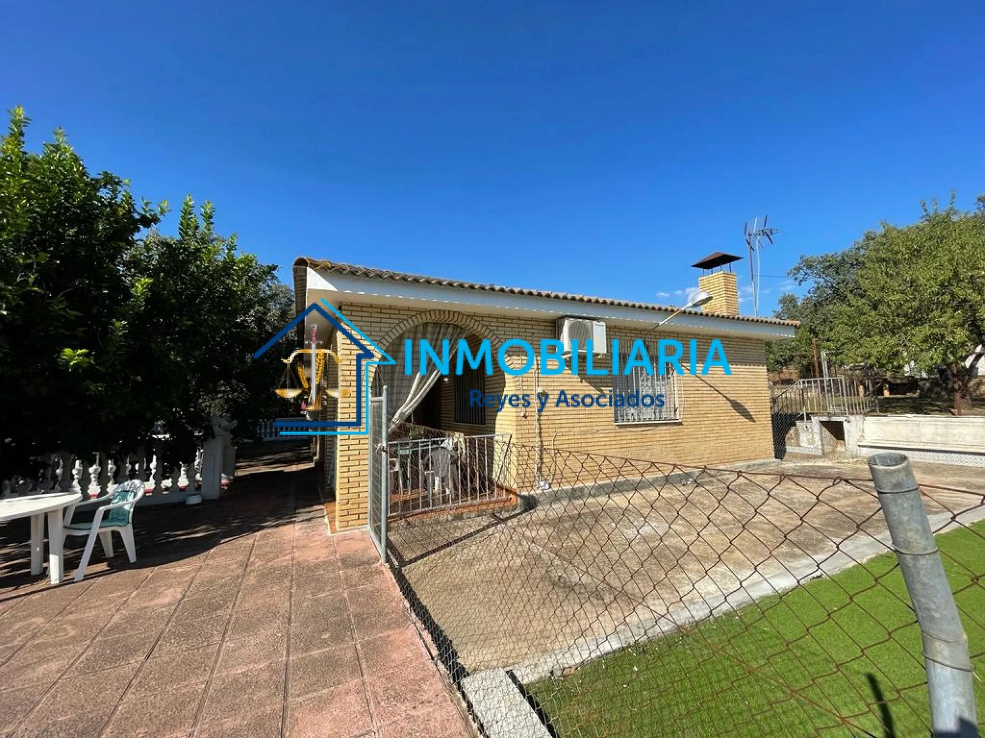 Parcela con casa y piscina en Trassierra