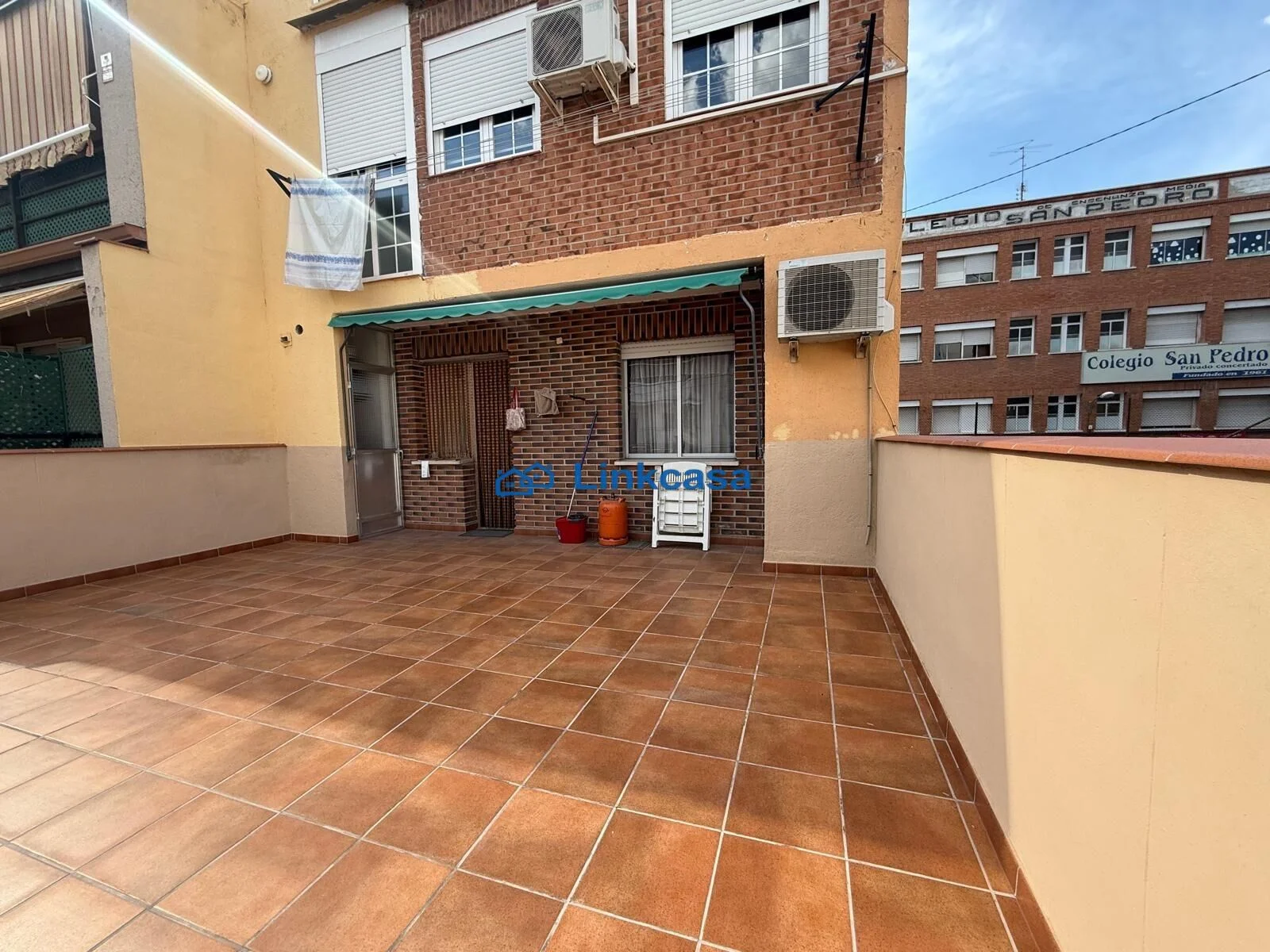 Edificio de cuatro plantas y varias viviendas