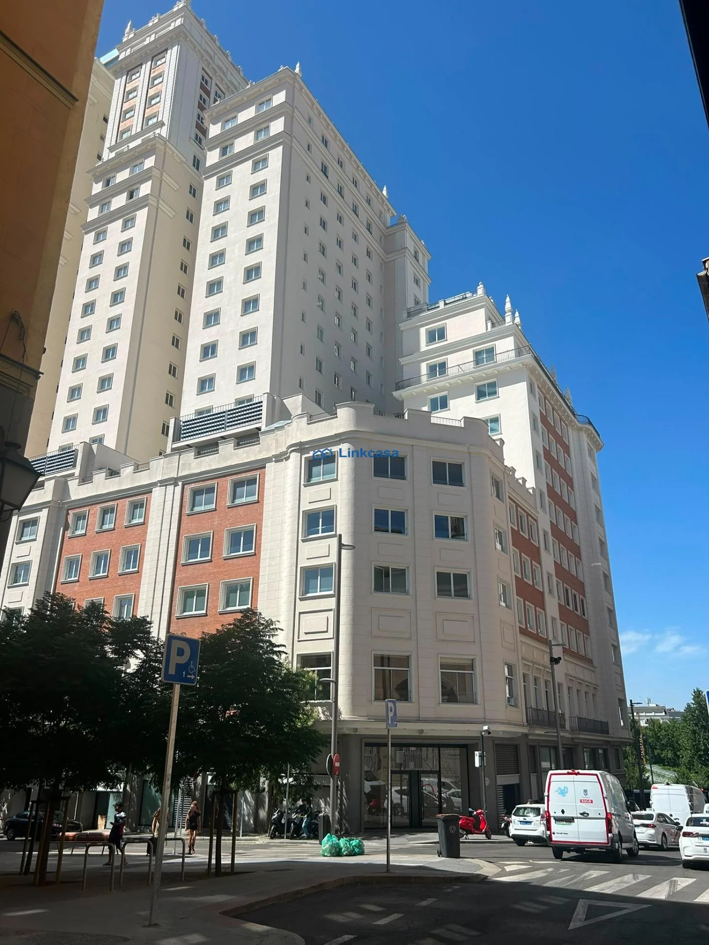 Piso de cinco dormitorios para reformar en Malasaña