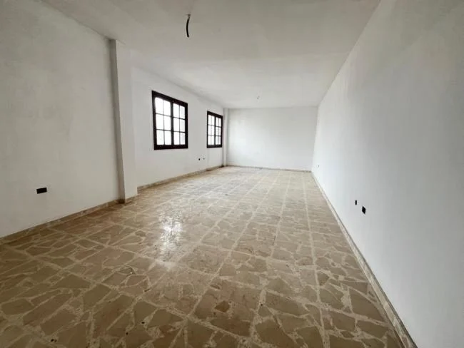 Central commercial unit with 239 m²