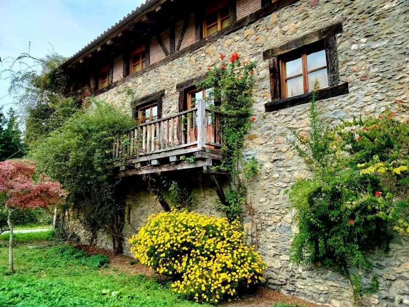 Rehabilitated 16th-century caserio, six bedrooms