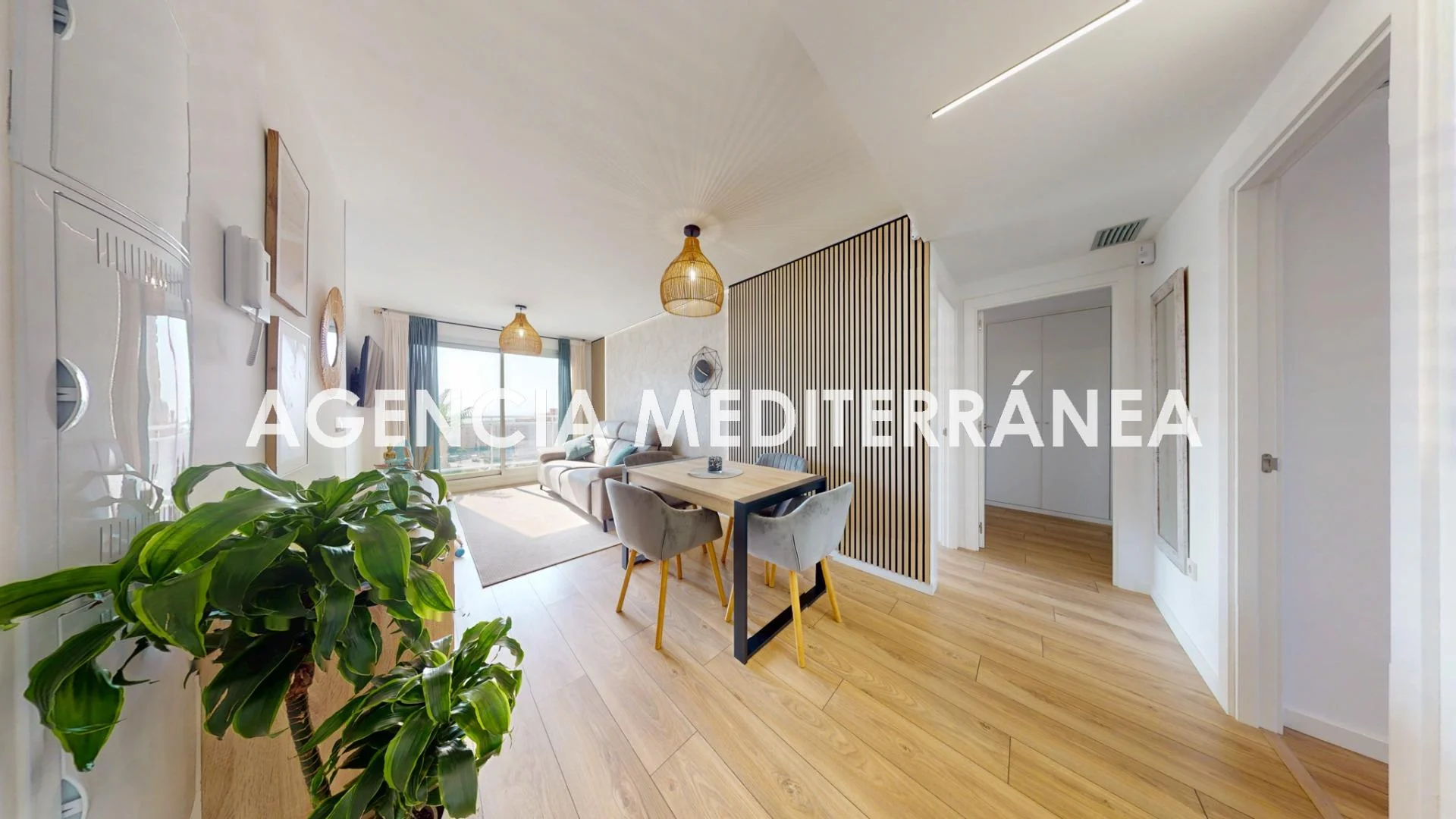 Seafront penthouse with 84 m² terraces