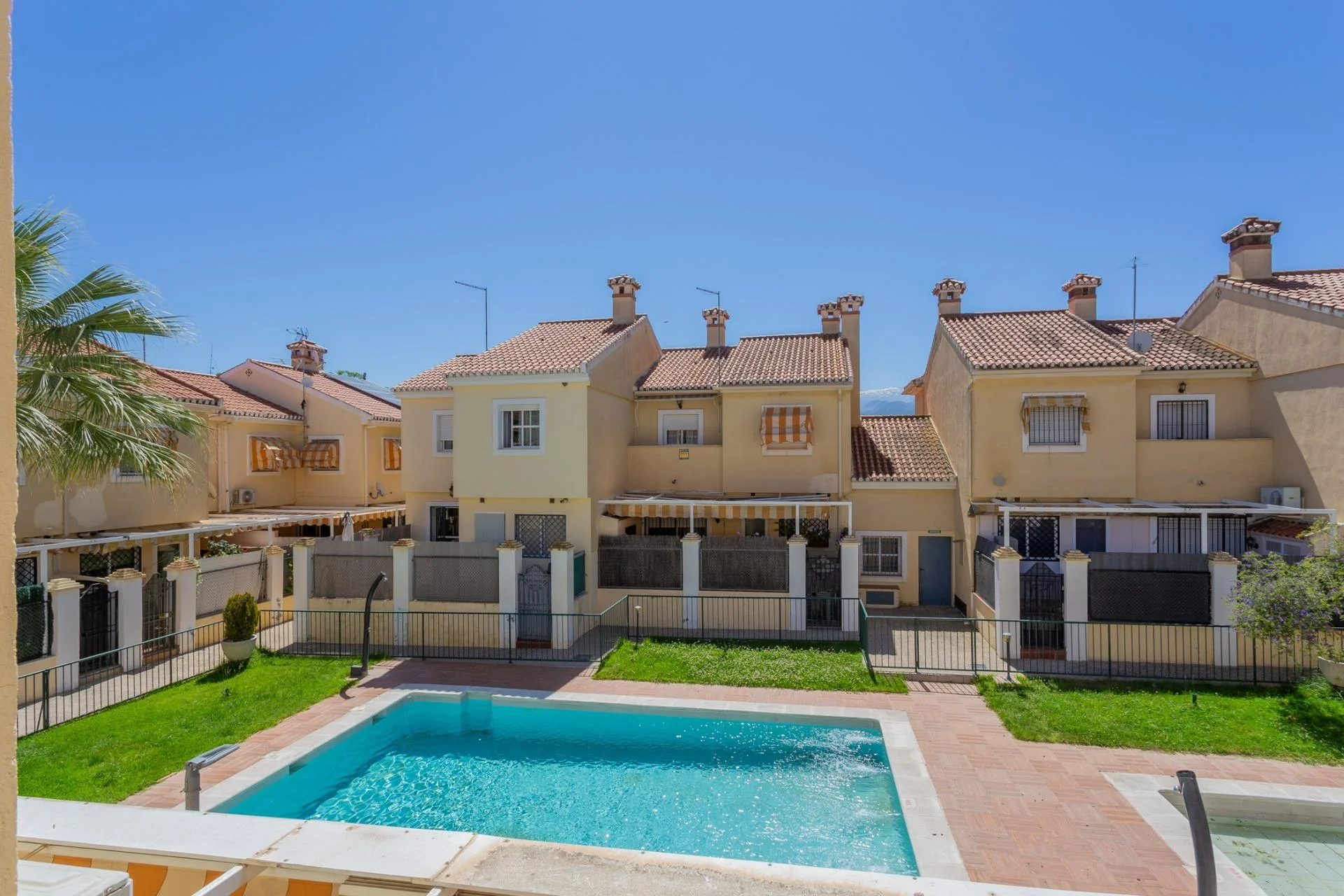 Spacious townhouse with communal pool