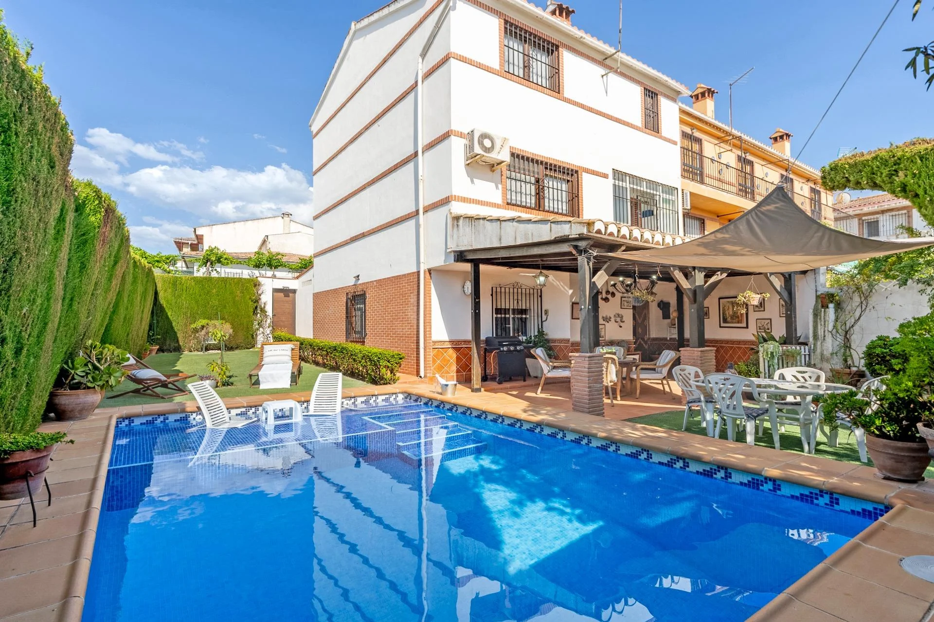 Chalet en Jun con piscina privada