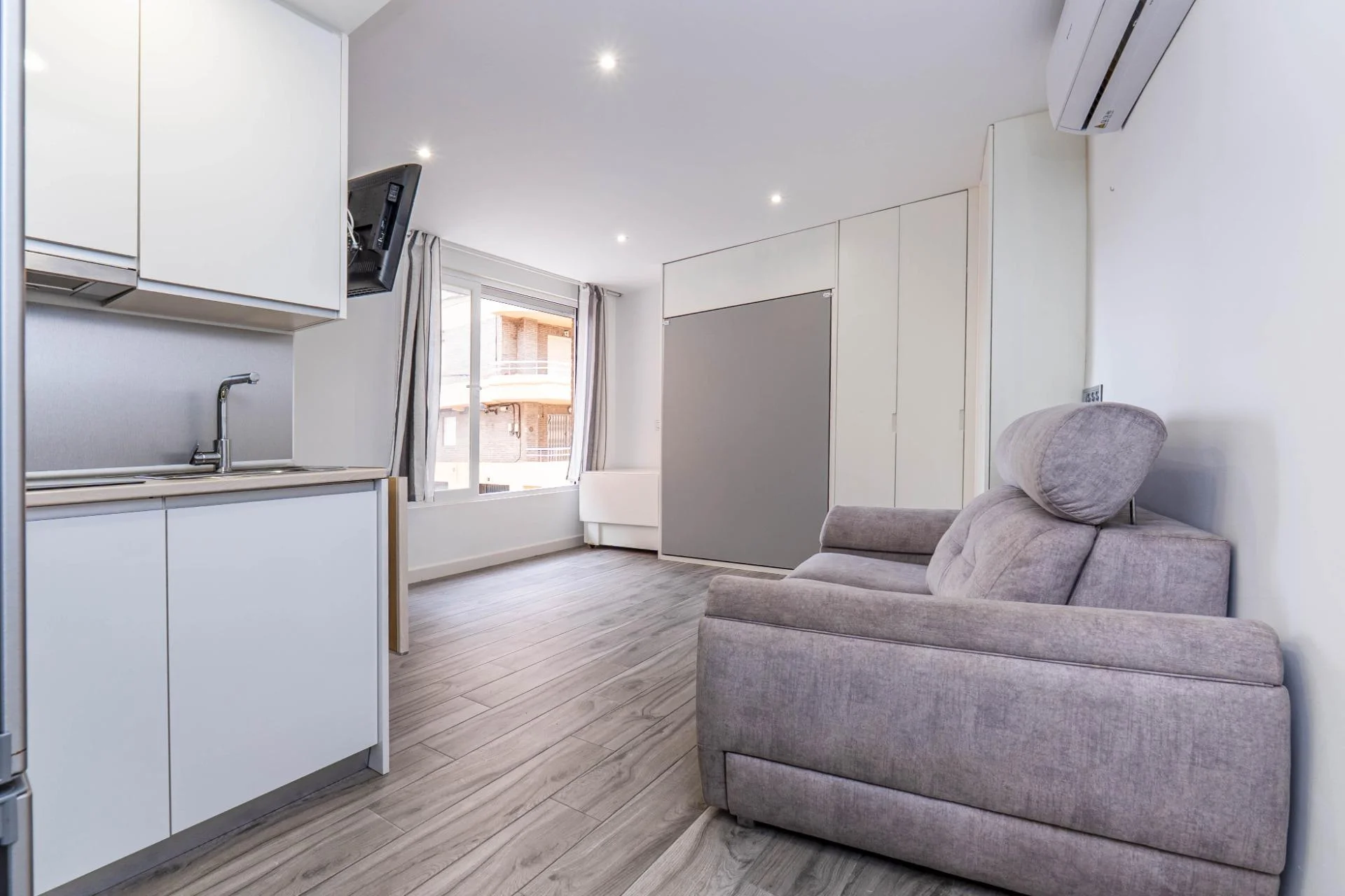 Reformed coastal studio, 33 m²