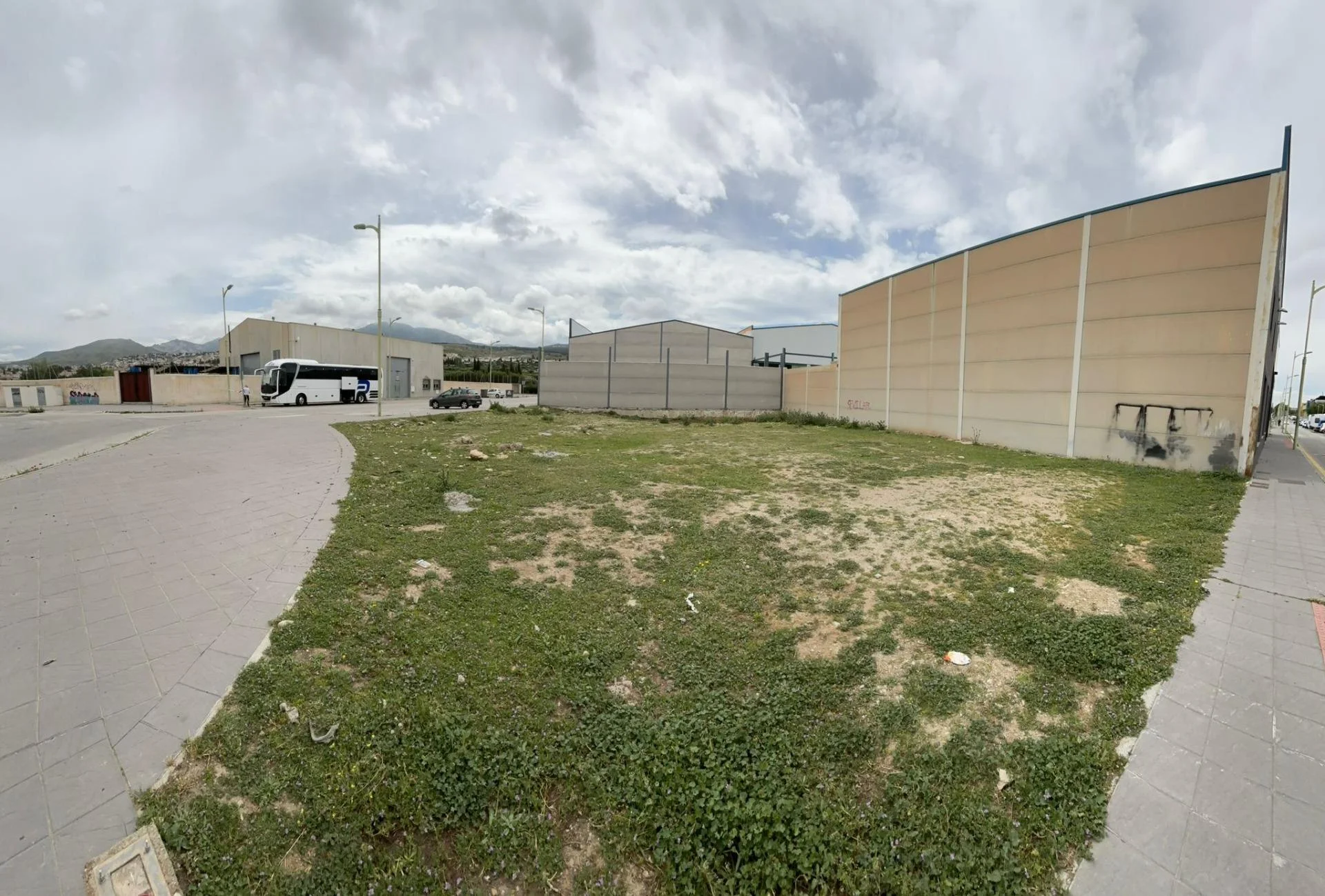 Industrial plot in La Zubia, 682 m²