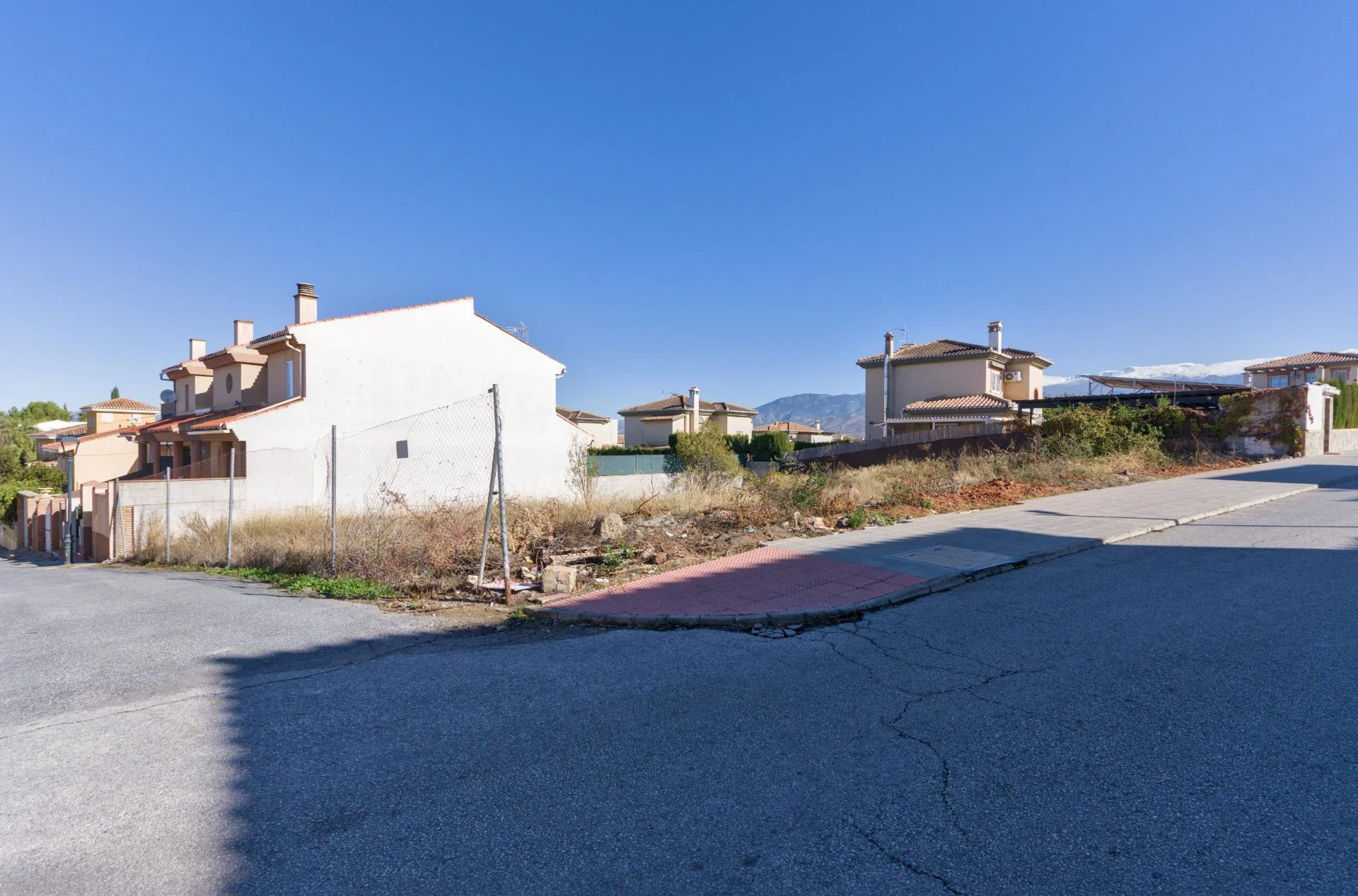 Urban plot in Otura, 560 m²