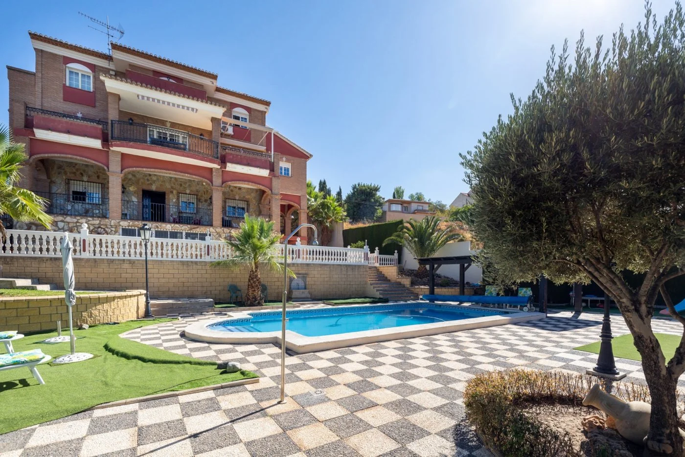 Luxury villa with pool, six bedrooms
