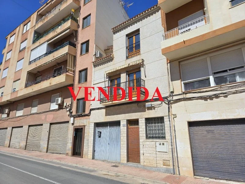 Three-bedroom Monóvar house with terrace