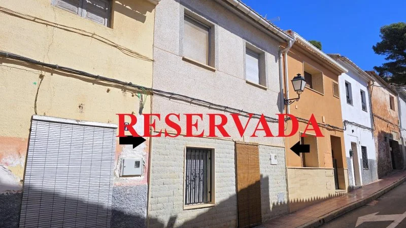 Monóvar three-bedroom house with terrace