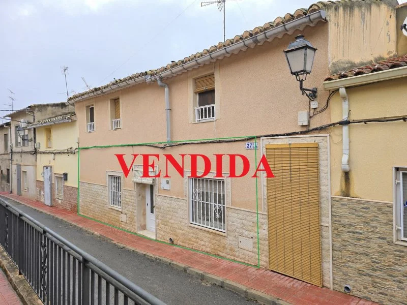 Ground-floor house with garages and terrace