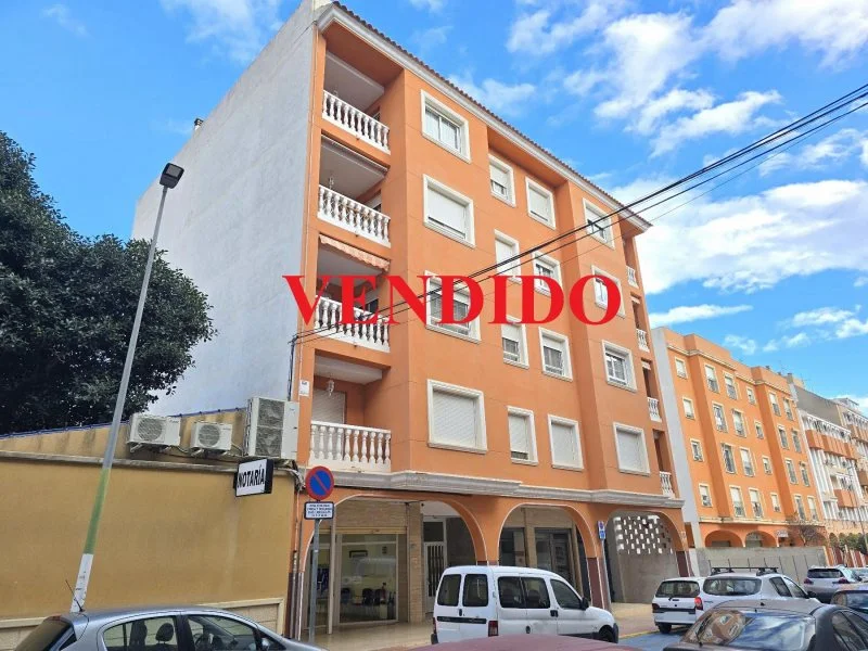 Large Monóvar flat with garage
